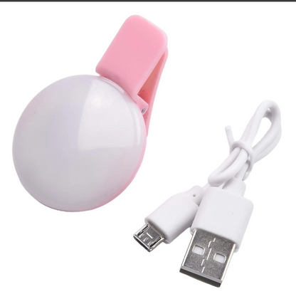 Luz de anillo portátil rosa está diseñada para mejorar la iluminación en selfies y videollamadas al engancharse.