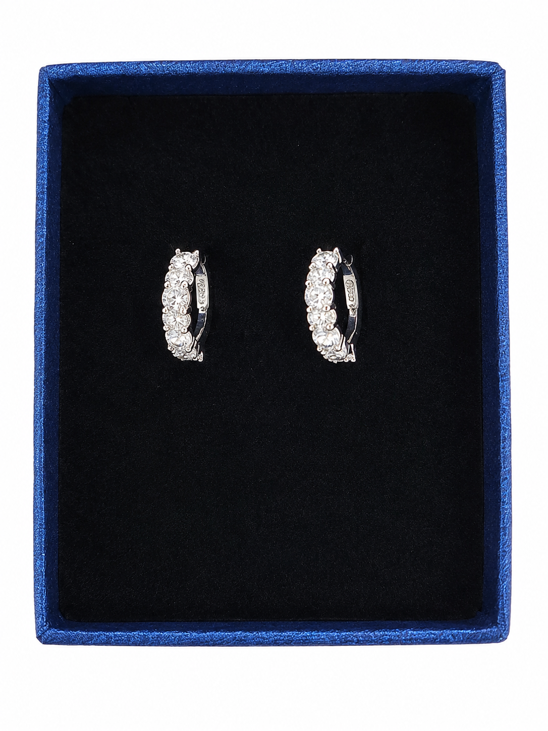 Aretes Tipo Huggie con Zirconias Brillantes y Acabado Plateado Elegante.