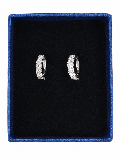 Aretes Tipo Huggie con Zirconias Brillantes y Acabado Plateado Elegante.
