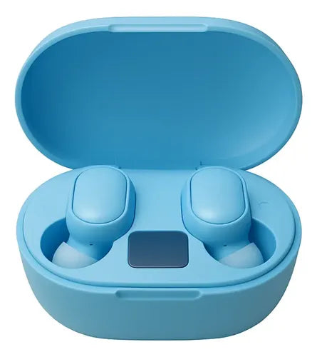 Auriculares inalámbricos en estuche de carga azul.