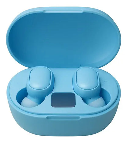 Auriculares inalámbricos en estuche de carga azul.