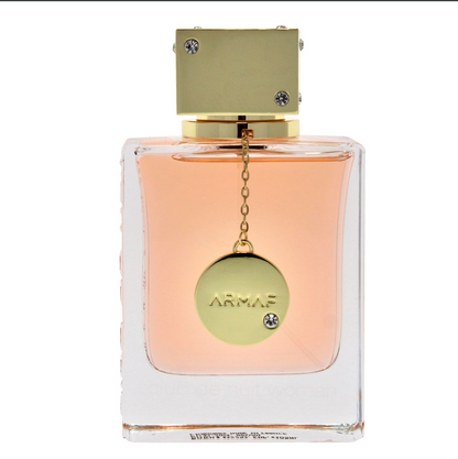 Perfume para mujer, caracterizado por su botella cuadrada de vidrio con un colgante dorado y cristales en el tapón.