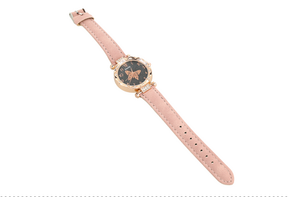 Reloj para mujer con correa de piel sintética rosa y diseño de mariposa.