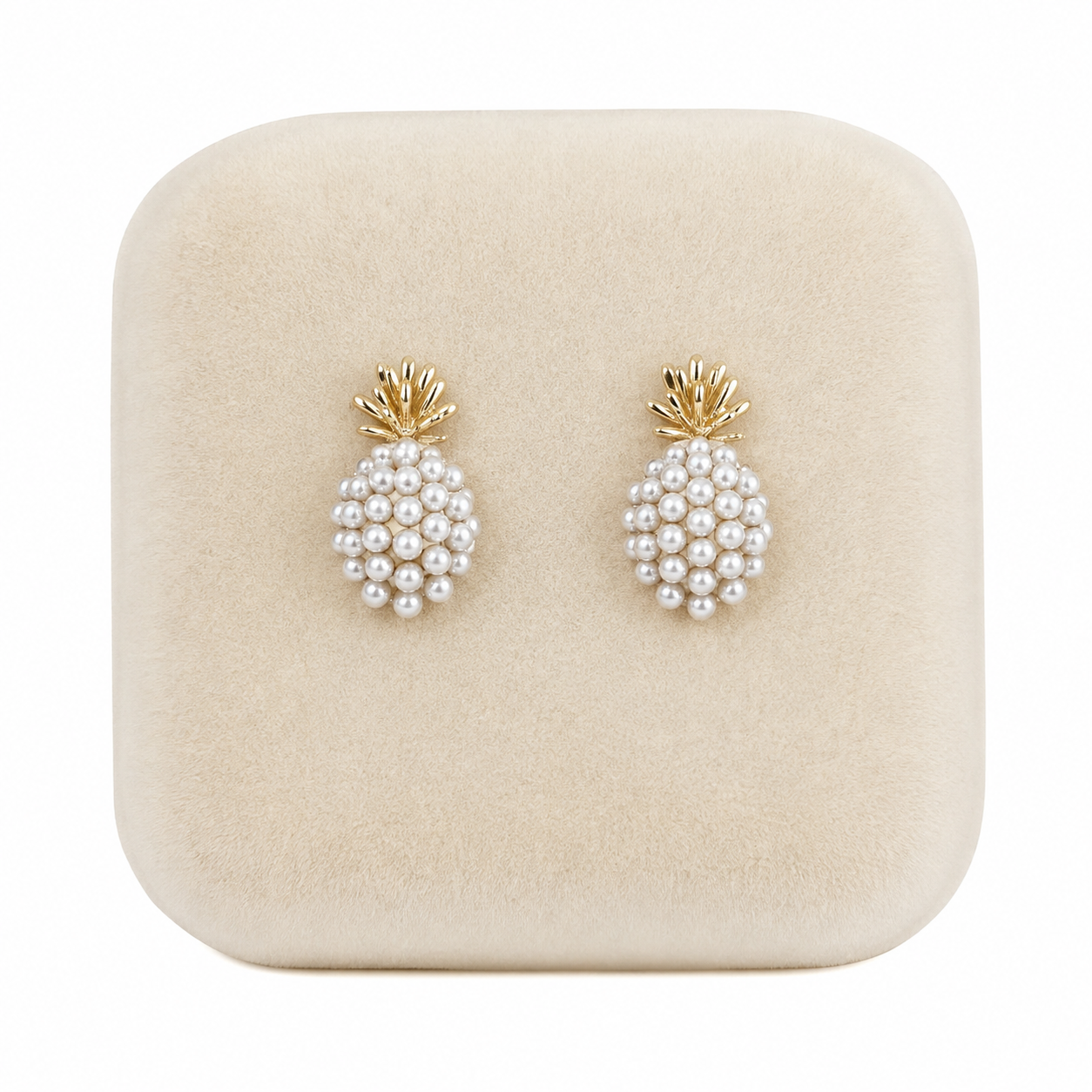 Aretes con diseño de piña en tonos dorado y blanco.