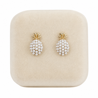 Aretes con diseño de piña en tonos dorado y blanco.