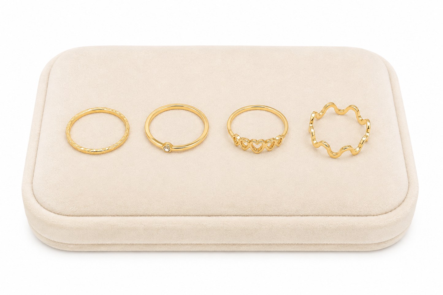 Set de 4 anillos dorados con diseños delicados y ondulados.