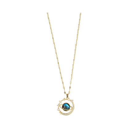 Collar color dorado, con dige de universo.