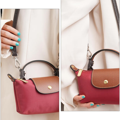 Bolso de hombro rojo con asa superior, correa ajustable y solapa marrón.