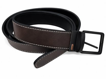 Cinturón de cuero sintético color marrón con hebilla metálica negra y costuras decorativas.
