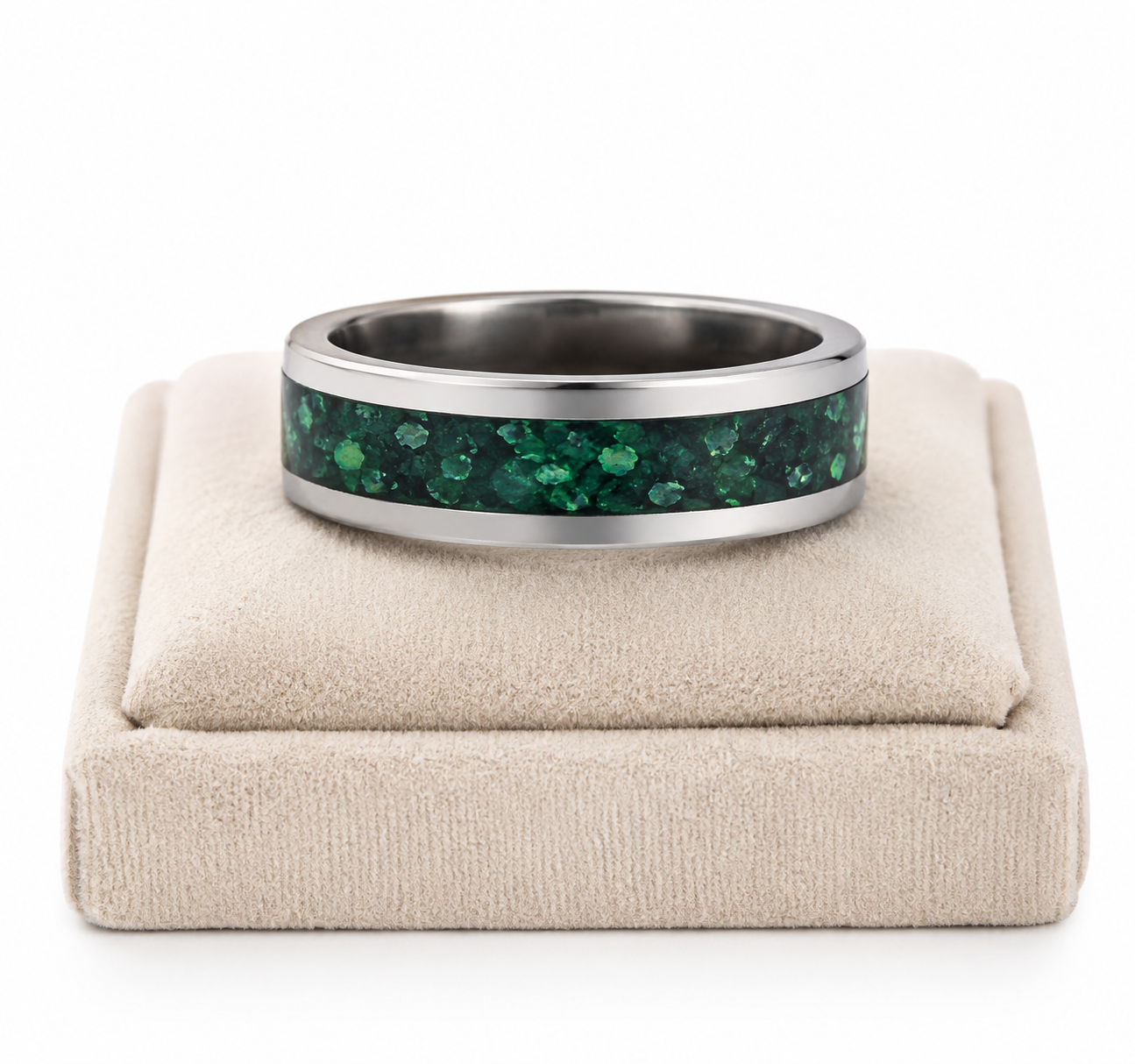 Anillo Plateado con Incrustación Verde Brillante, Talla 12.