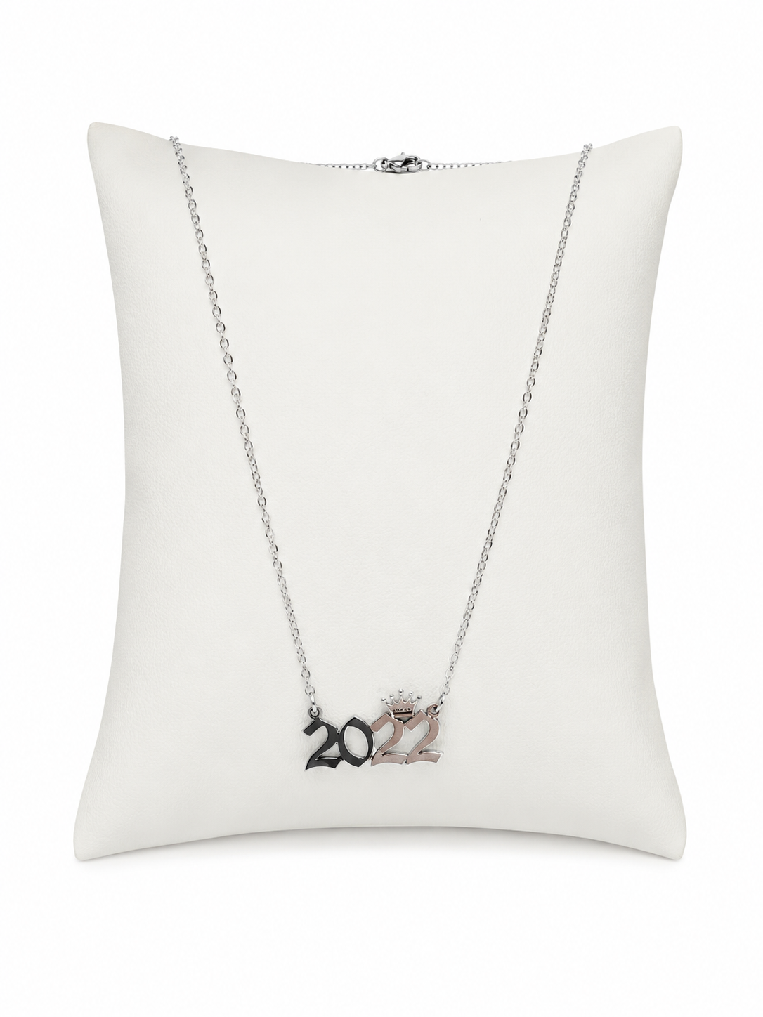 Collar con colgante decorativo 2022 en color plateado.