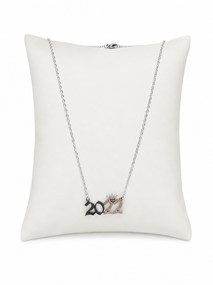 Collar con colgante decorativo 2022 en color plateado.