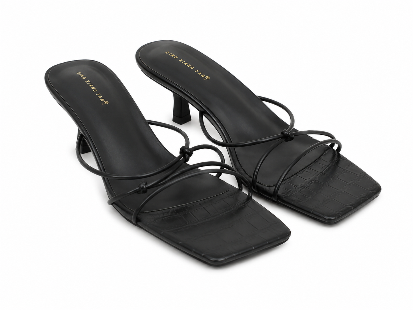 Sandalias de tacón con tiras finas cruzadas en color negro, talla 39.