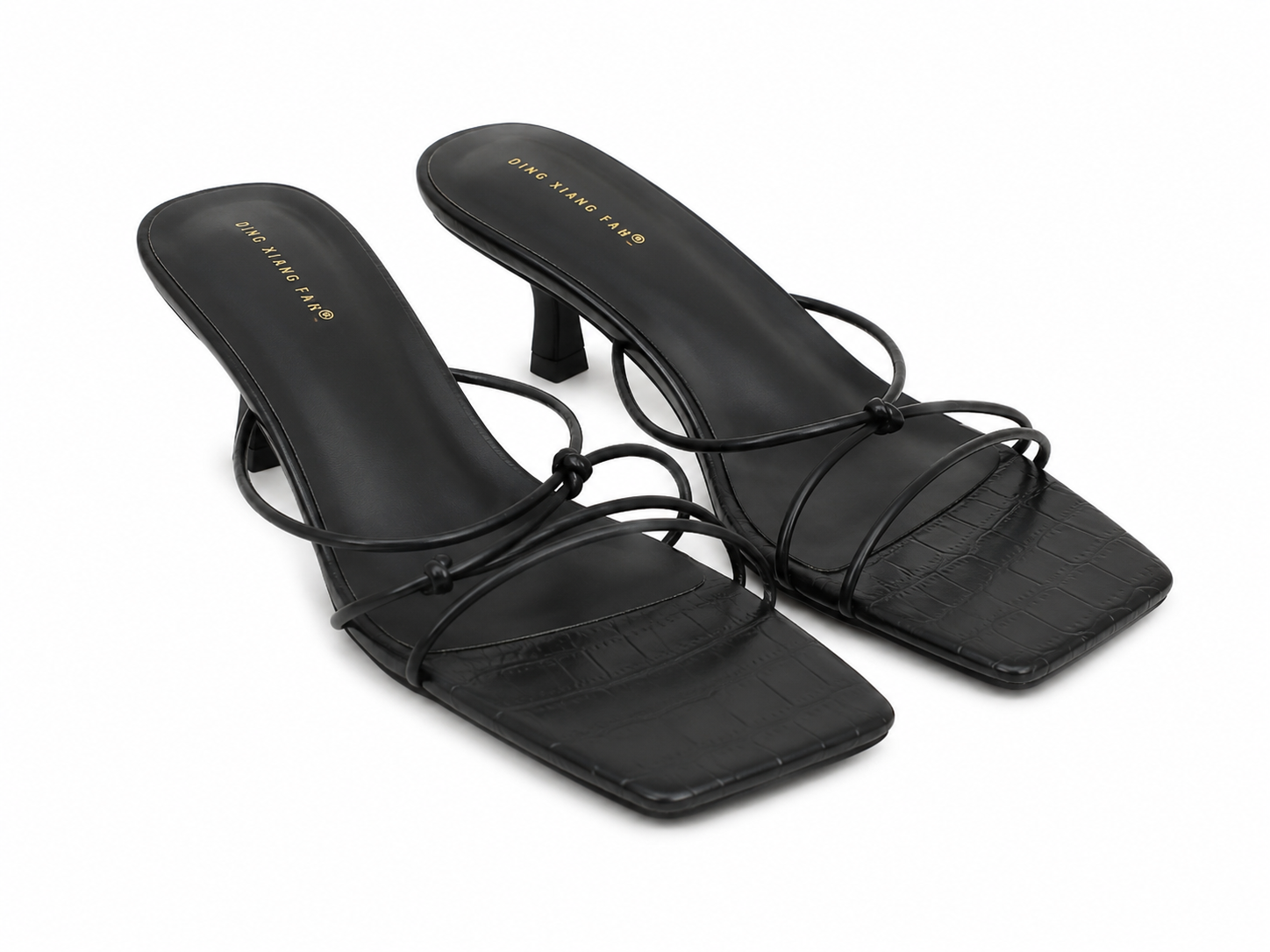 Sandalias de tacón con tiras finas cruzadas en color negro, talla 39.