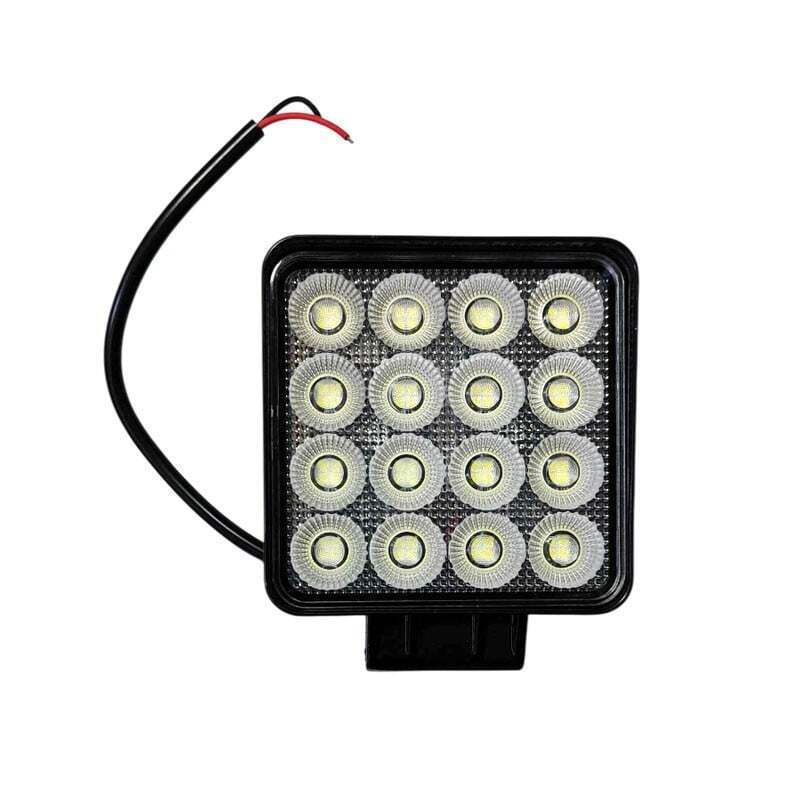 Auxiliar LED cuadrada, cuenta con 16 diodos y produce 64 vatios de potencia.