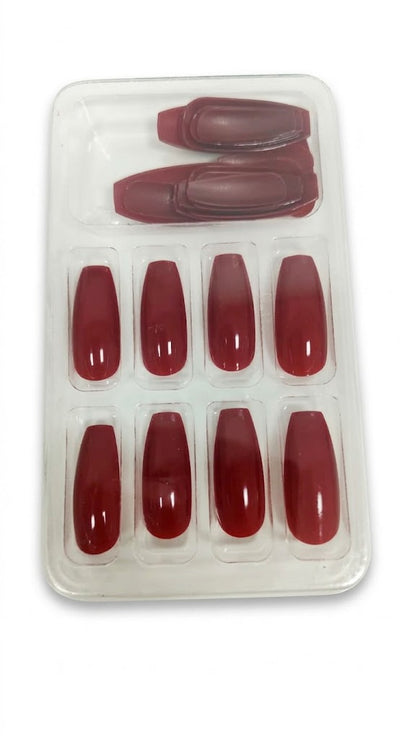 Pack de uñas color rojo vino.