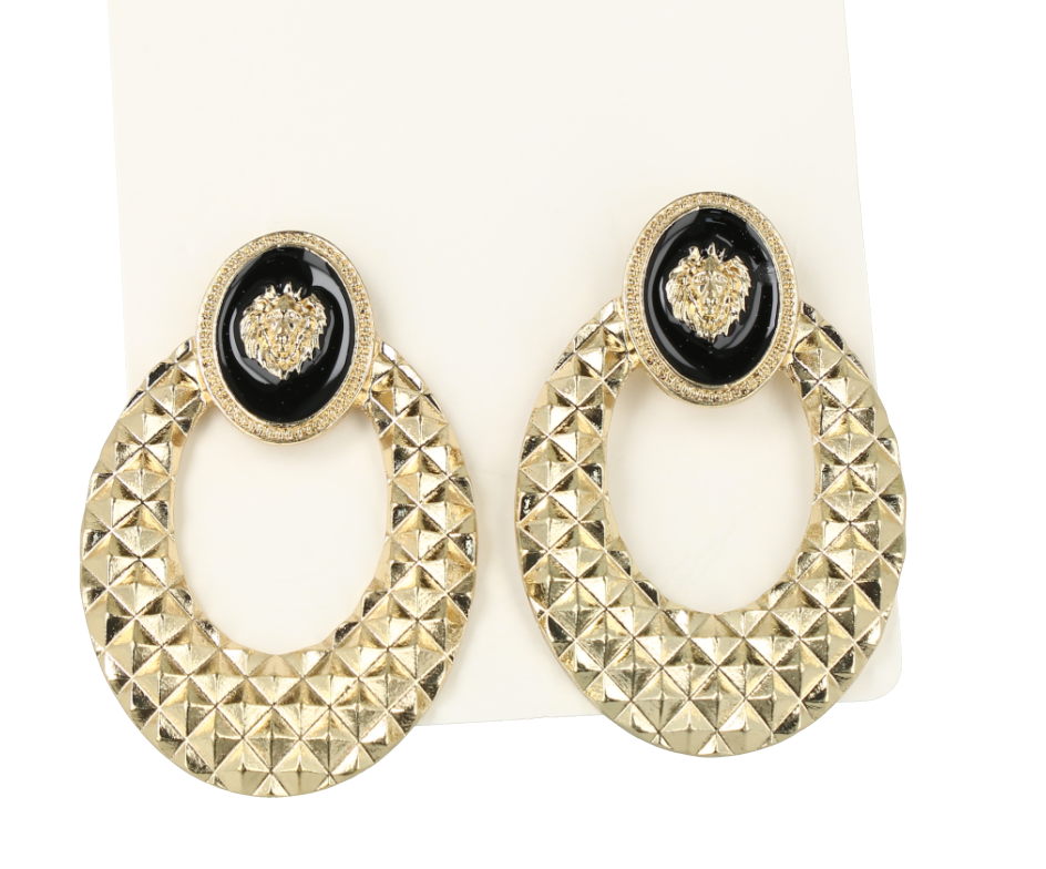 Aretes dorados con estilo deslumbrante.