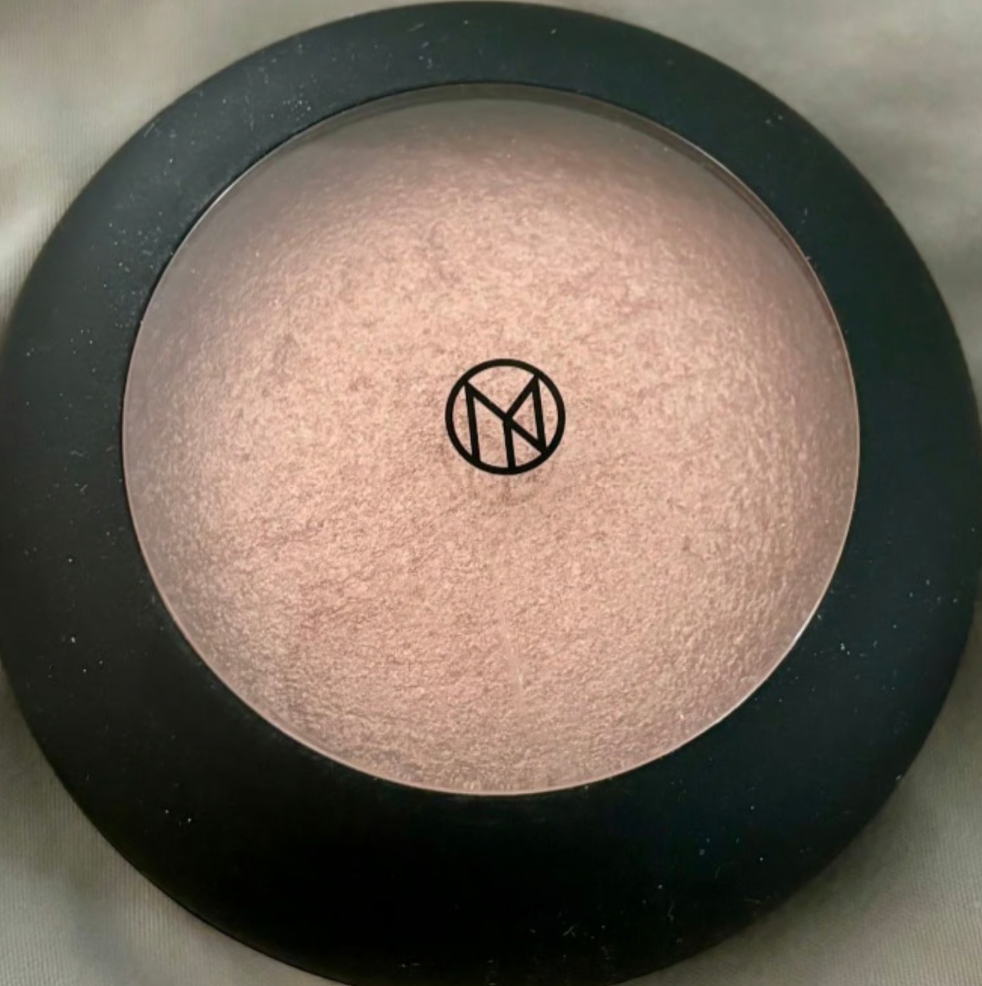 Iluminador horneado mineral en tono champagn.