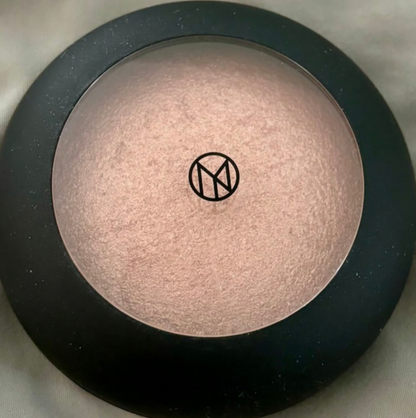 Iluminador horneado mineral en tono champagn.