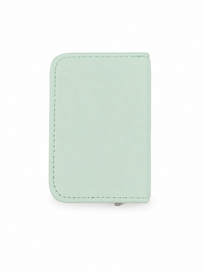 Billetera Compacta Color Verde Menta con Cierre y Compartimentos para Tarjetas.