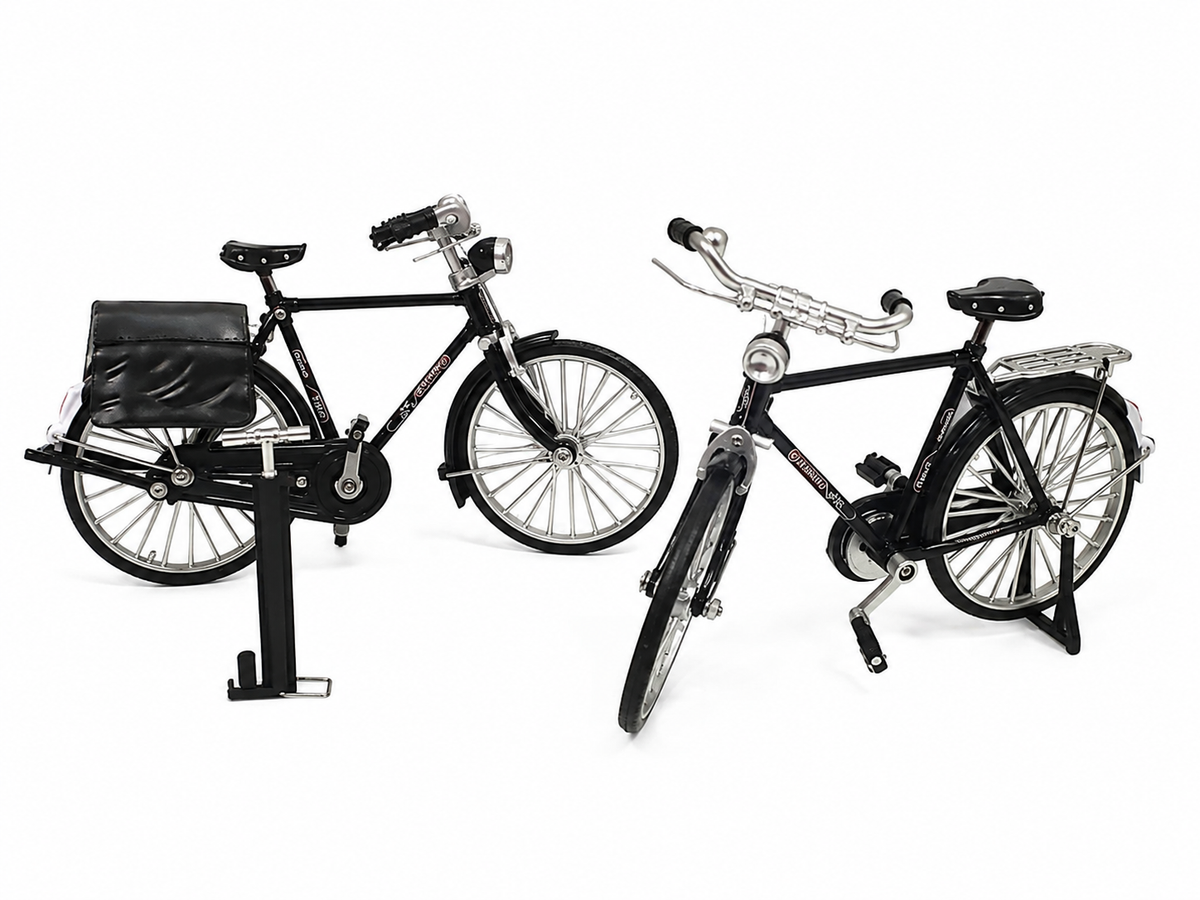 Set de 2 bicicletas miniatura decorativas negras con detalles metálicos.
