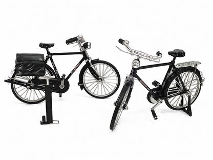 Set de 2 bicicletas miniatura decorativas negras con detalles metálicos.