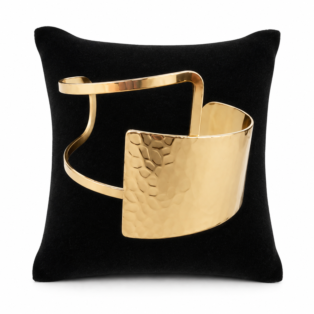 Brazalete abierto dorado de diseño ancho con acabado martillado.