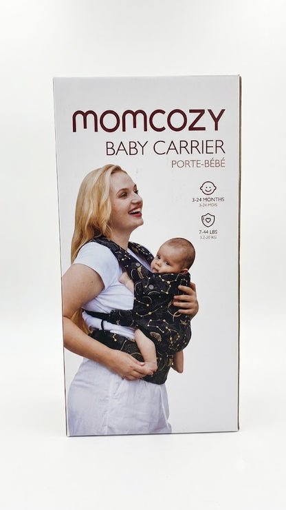 Portabebés en un estampado oscuro con detalles dorados, diseñado para niños de 3 a 24 meses.