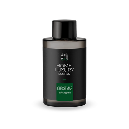 Aromatizante de ambiente Christmas en una botella negra de 100ml, esta fragancia combina notas florales con frutas dulces y un toque de canela.