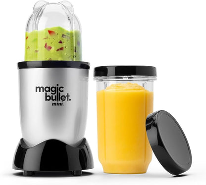 Licuadora personal en color plateado y negro, con base de motor de 200 vatios, una cuchilla cruzada de acero inoxidable y un vaso de 14 oz.
