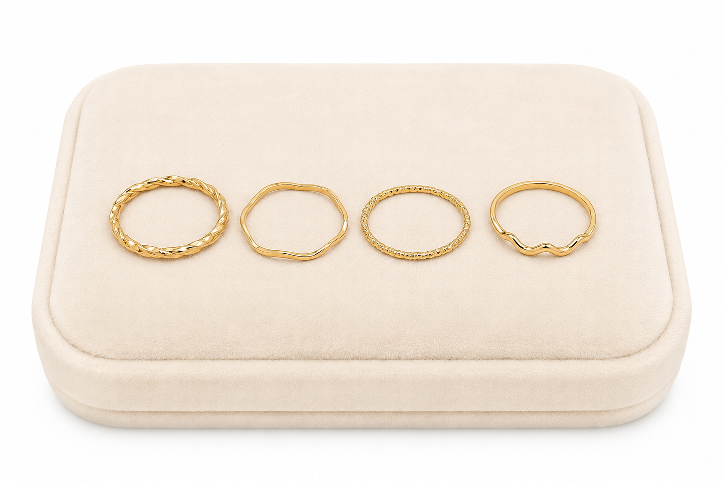 Set de 4 anillos dorados con diseños trenzado, texturizado y ondulado.