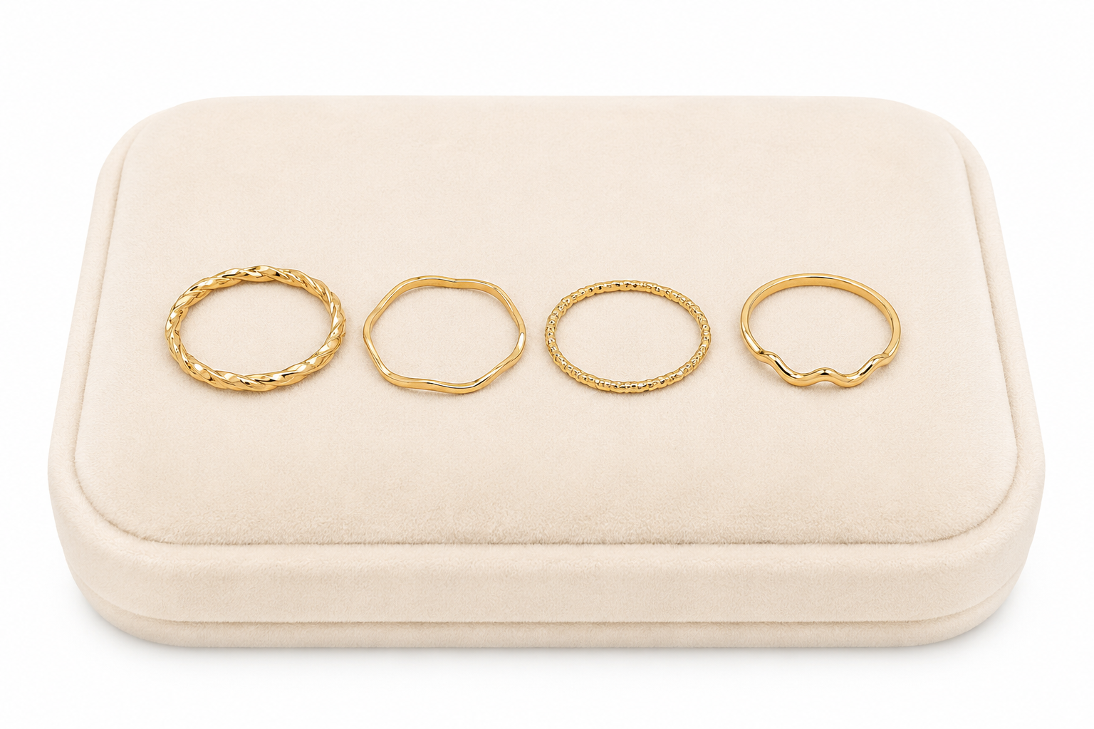 Set de 4 anillos dorados con diseños trenzado, texturizado y ondulado.