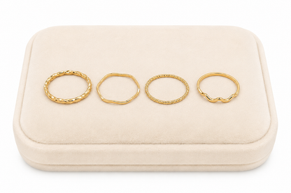 Set de 4 anillos dorados con diseños trenzado, texturizado y ondulado.