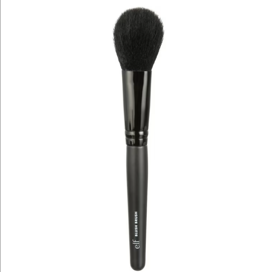 Brocha para rubor, cuenta con cerdas sintéticas suaves y un mango ergonómico negro.