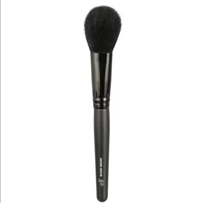 Brocha para rubor, cuenta con cerdas sintéticas suaves y un mango ergonómico negro.