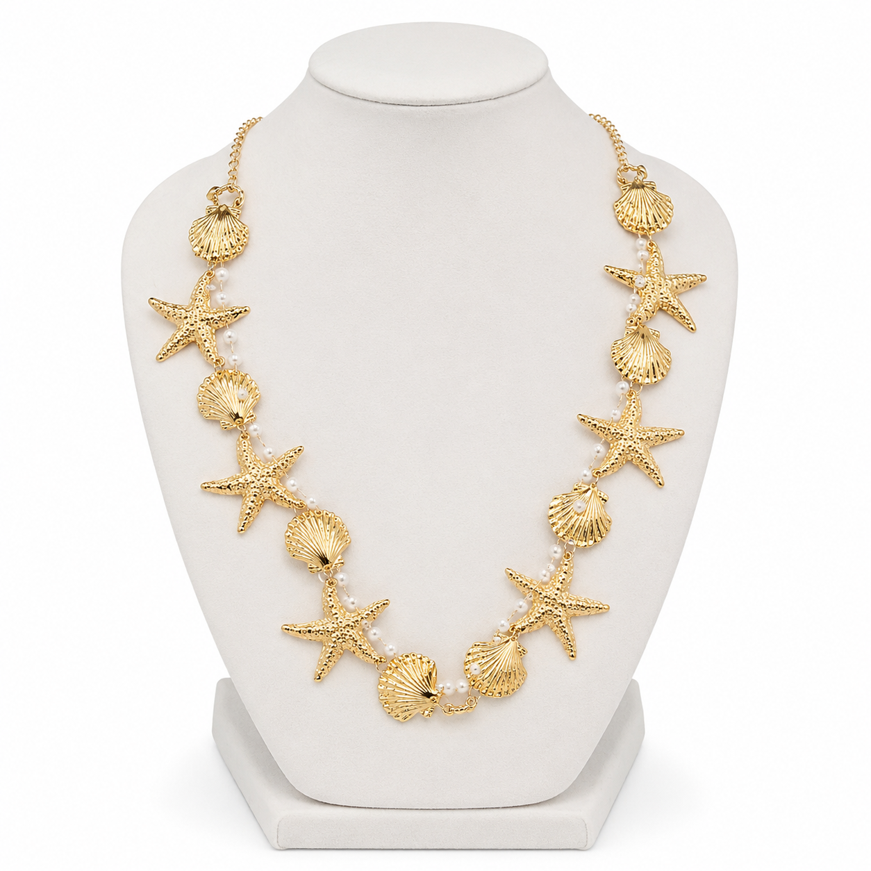 Collar dorado con diseño de estrellas de mar, conchas y perlas blancas.
