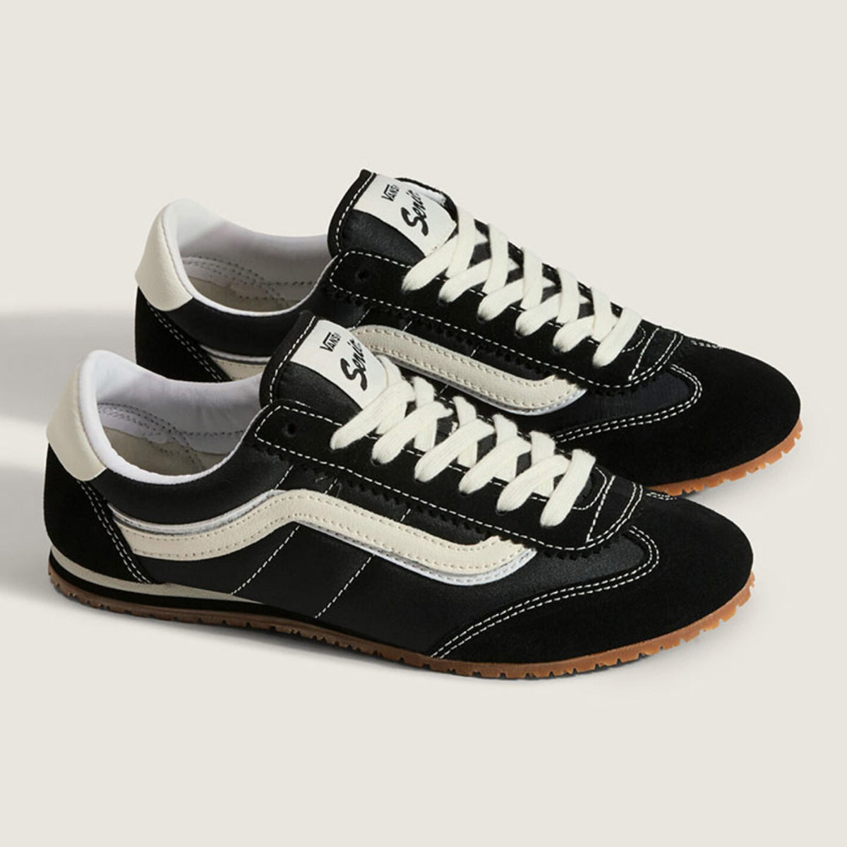 Tenis casuales negros con detalles blancos y suela de goma, talla 9.5.