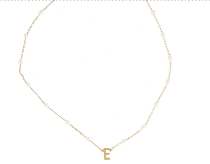 Collar color dorado con perlitas y letra E