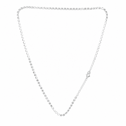 Collar de cadena plateada minimalista con diseño de eslabones geométricos ajustable.