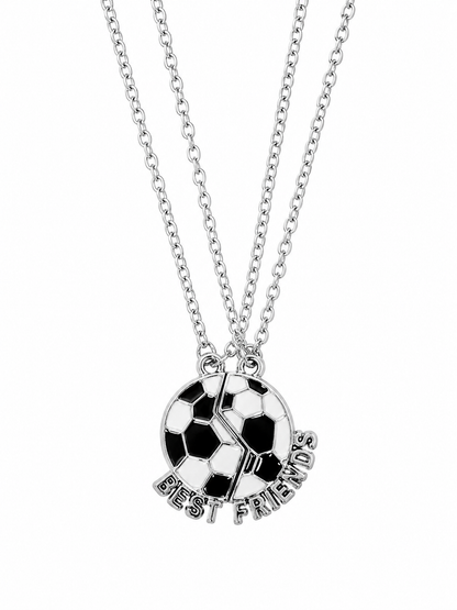 Collar doble para mejores amigos con dije de balón de fútbol dividido color plateado.
