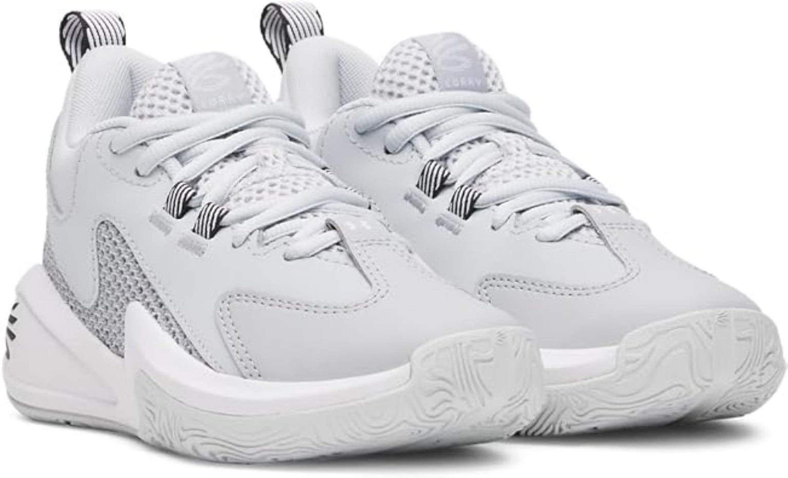 Tenis deportivos blancos con suela gruesa y detalles en malla, talla 9.