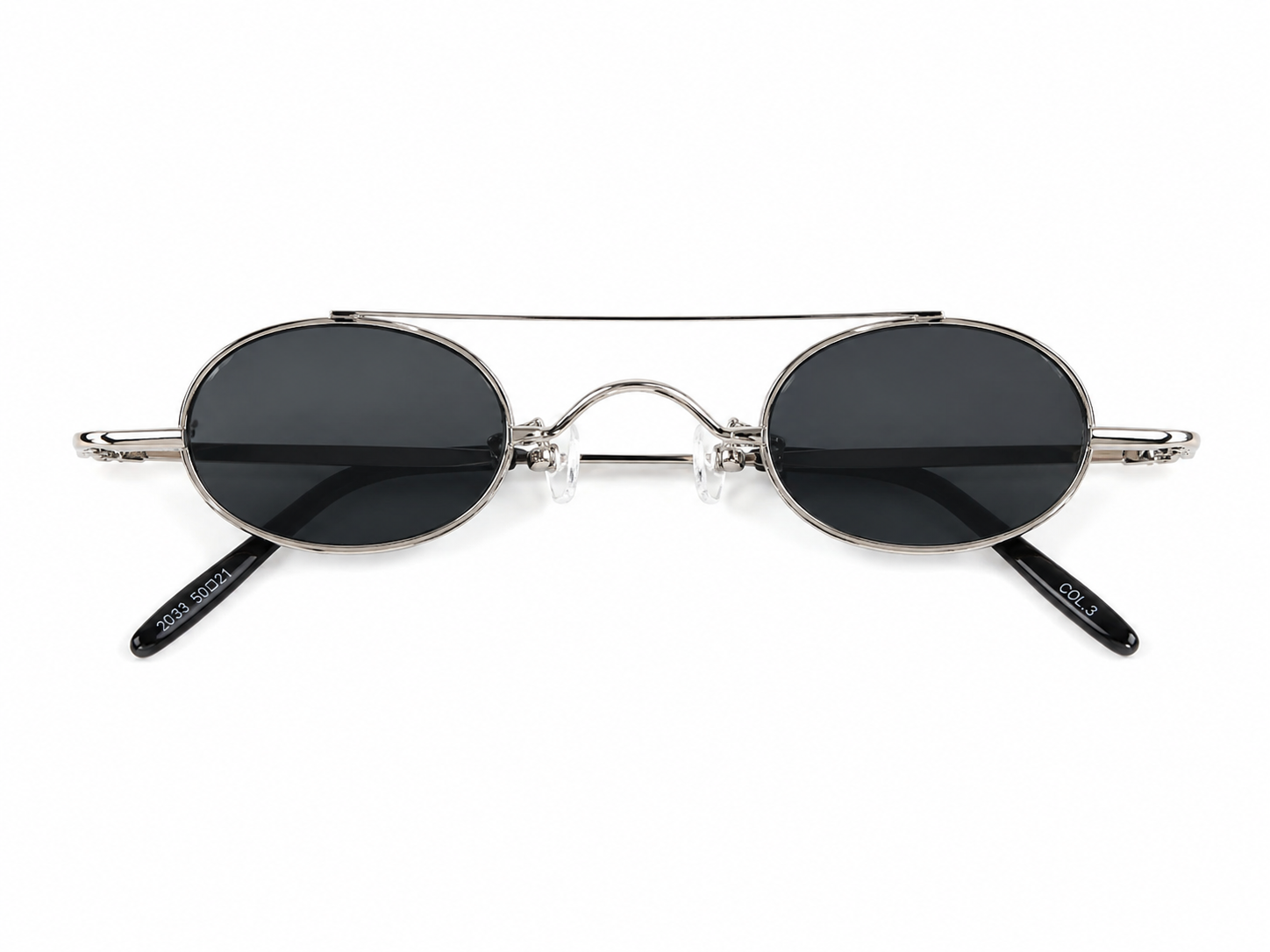 Gafas de sol ovaladas con montura metálica plateada y lentes oscuros.