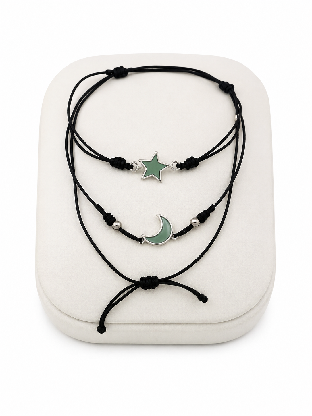 Juego de pulseras ajustables con diseño de estrella y luna en color verde.