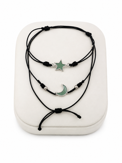 Juego de pulseras ajustables con diseño de estrella y luna en color verde.
