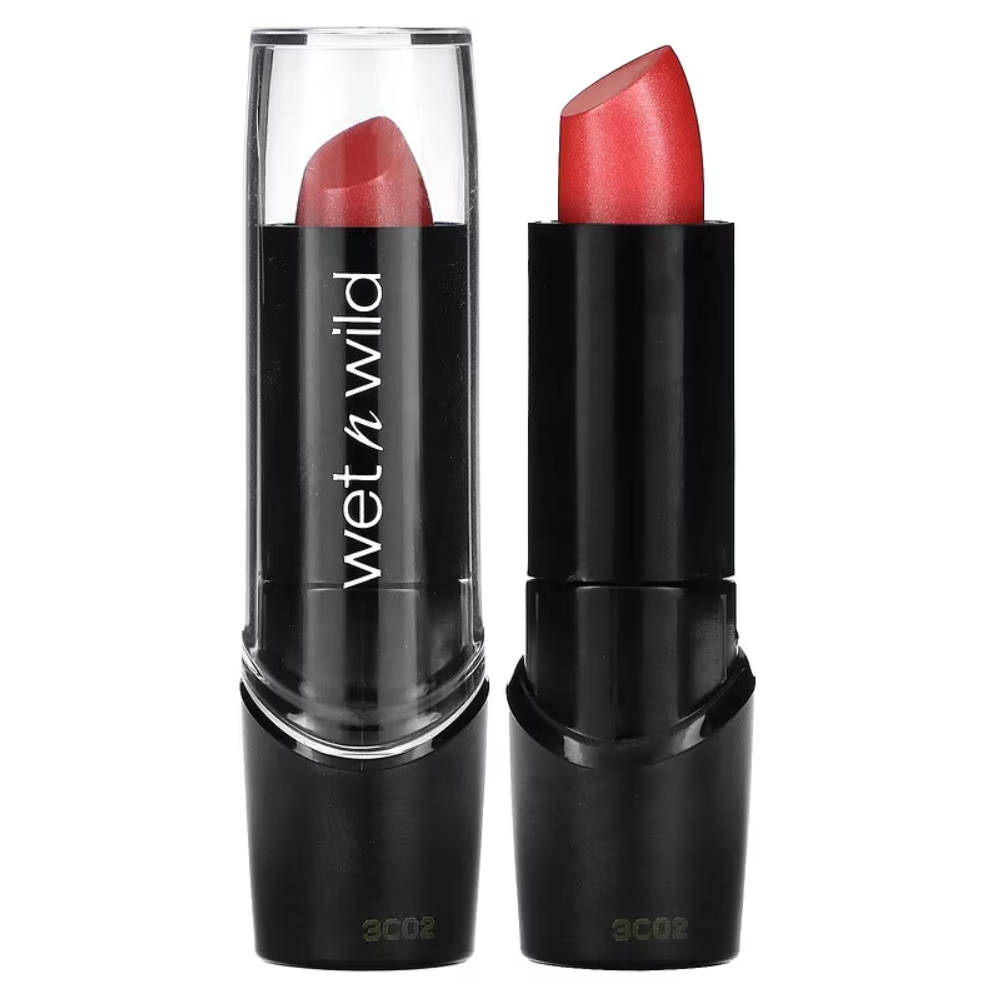 Lápiz labial o pintalabios, un producto cosmético diseñado para proporcionar color, textura y, en muchos casos, beneficios adicionales a los labios,en tono rosa suave.