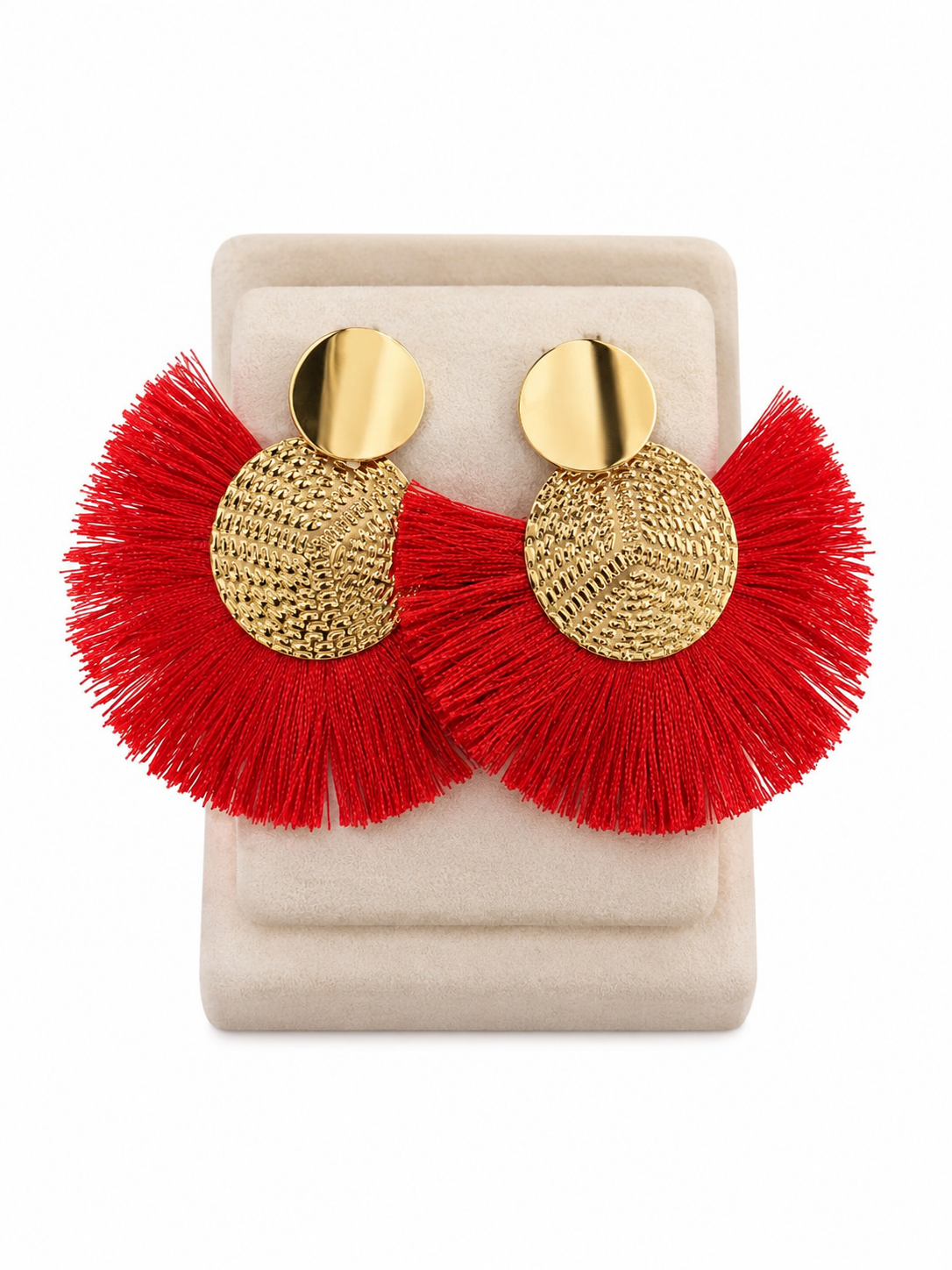 Aretes colgantes de flecos color rojo con diseño circular dorado.