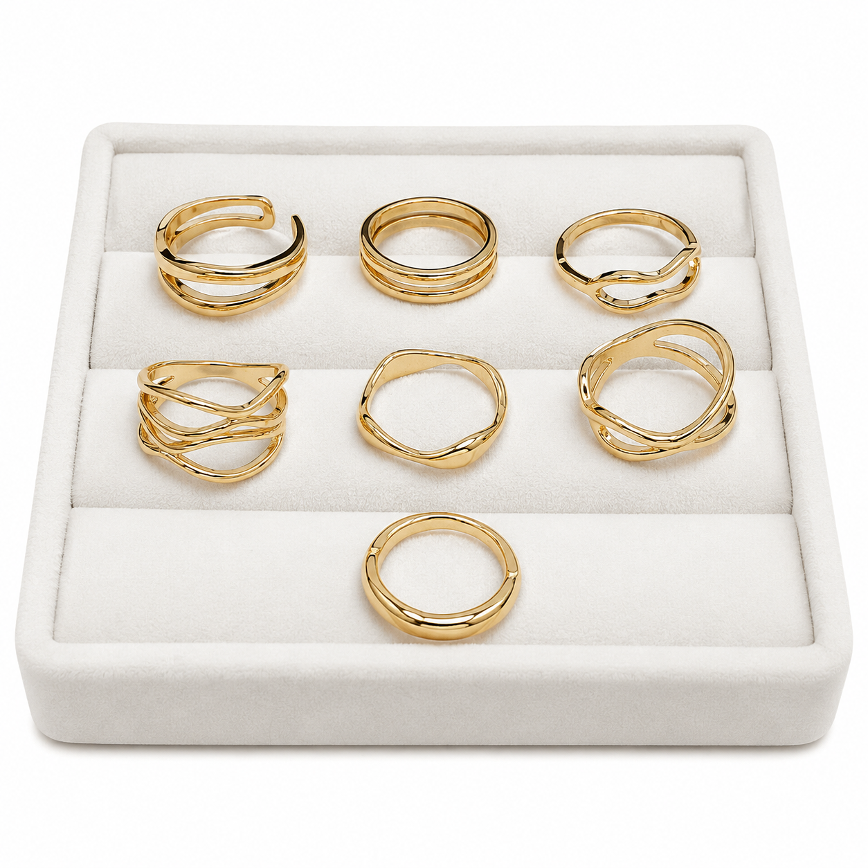 Juego de anillos con diseños modernos en color dorado.