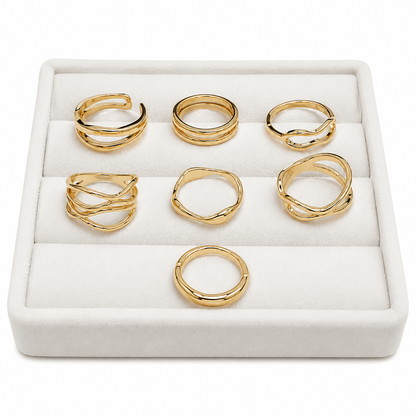 Juego de anillos con diseños modernos en color dorado.