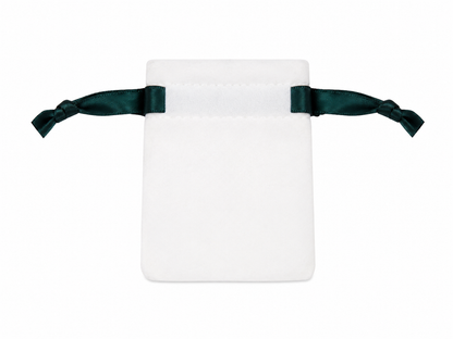 Bolsa de terciopelo para joyería con cierre de cordón color blanco y verde.
