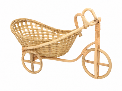 Canasta decorativa de mimbre en forma de triciclo para plantas, flores o centros de mesa.